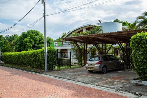 Hermosa Casa Con Piscina En Carmen De Apical�