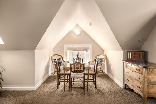 Bed & Breakfast O Canada House