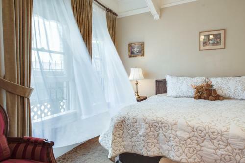 Bed & Breakfast O Canada House