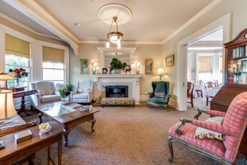 Bed & Breakfast O Canada House