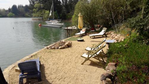 Caba�a De Adobe En Lago Rapel