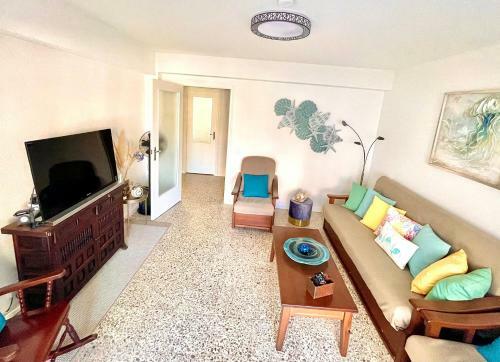 Cozy Beach Apartment With View