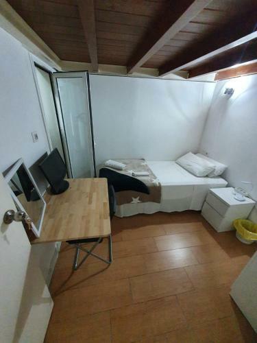 Airbhouse Private Rooms & Apartments