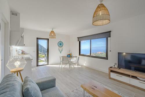 Cliff Haven Sea View Apartment - Adults Only