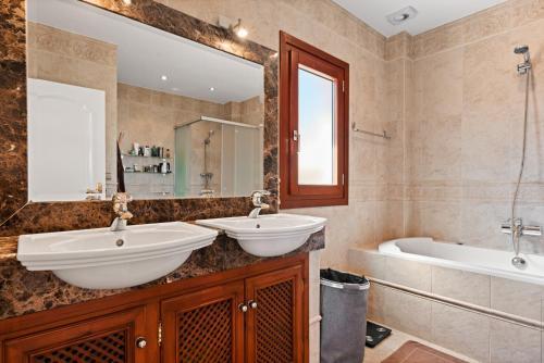 Villa Breathtaking Mansion With Pool - Ref 85