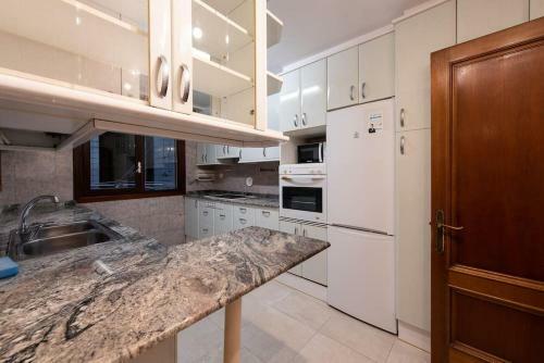 Apartamento A 10 Mn De Playas, Avenida Principal De Santander