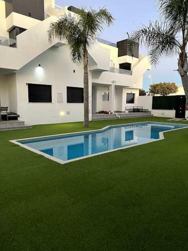 Modern Apartment Including Pool