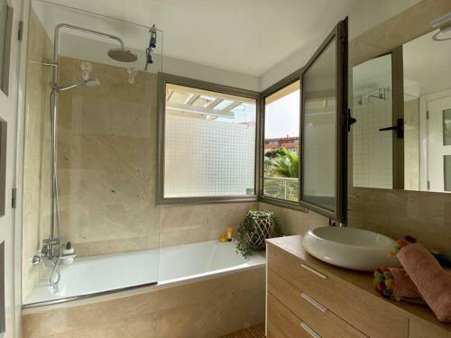 Amazing Luxury Seafront Villa Near Golf & Ocean