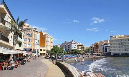 Spacious Chalet Next To The Sea - Airport