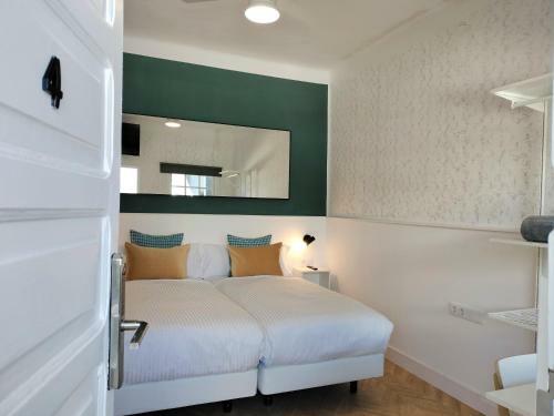 Bed & Breakfast Room27