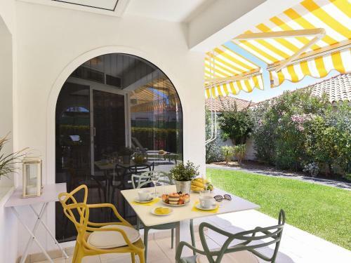Centrally Located Bungalow With Communal Pool In Playa Del Ingles