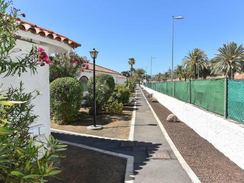 Centrally Located Bungalow With Communal Pool In Playa Del Ingles