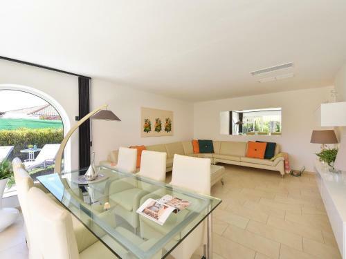 Centrally Located Bungalow With Communal Pool In Playa Del Ingles