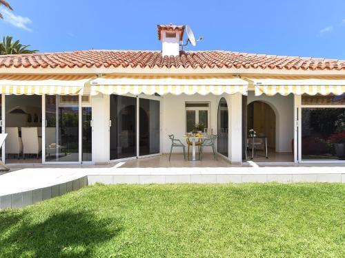 Centrally Located Bungalow With Communal Pool In Playa Del Ingles