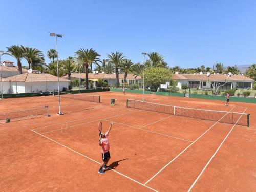 Centrally Located Bungalow With Communal Pool In Playa Del Ingles