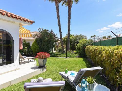 Centrally Located Bungalow With Communal Pool In Playa Del Ingles