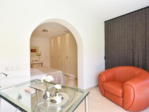 Centrally Located Bungalow With Communal Pool In Playa Del Ingles