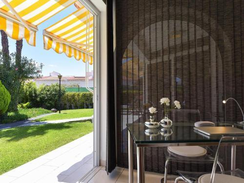 Centrally Located Bungalow With Communal Pool In Playa Del Ingles