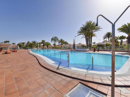 Centrally Located Bungalow With Communal Pool In Playa Del Ingles