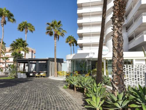 Centrally Located Bungalow With Communal Pool In Playa Del Ingles