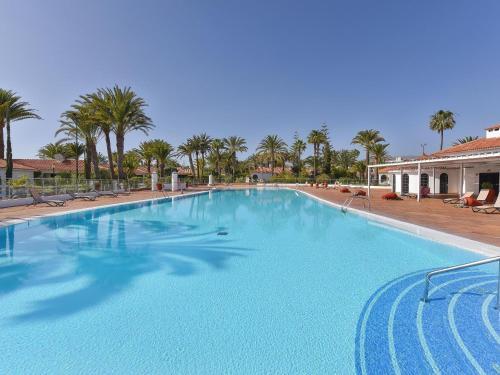 Centrally Located Bungalow With Communal Pool In Playa Del Ingles