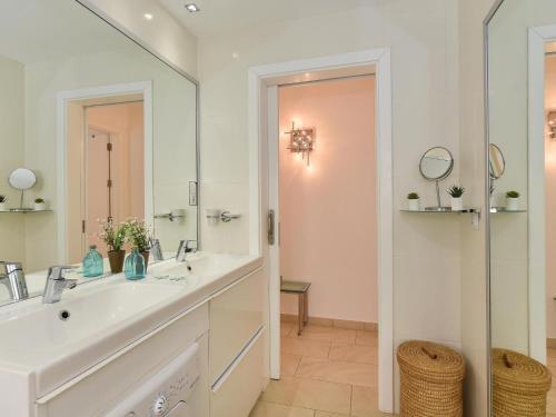 Centrally Located Bungalow With Communal Pool In Playa Del Ingles