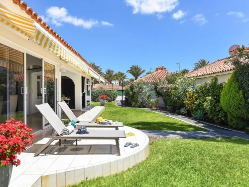 Centrally Located Bungalow With Communal Pool In Playa Del Ingles