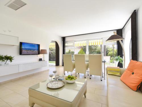 Centrally Located Bungalow With Communal Pool In Playa Del Ingles