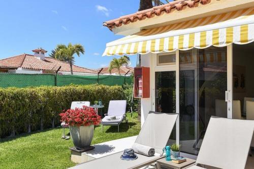 Centrally Located Bungalow With Communal Pool In Playa Del Ingles