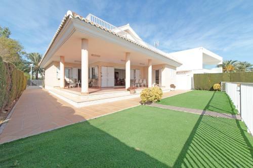 Global Properties, Chalet En Primera Linea de Playa Con Piscina Privada