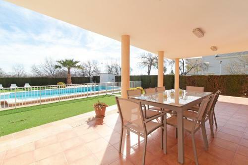 Global Properties, Chalet En Primera Linea de Playa Con Piscina Privada