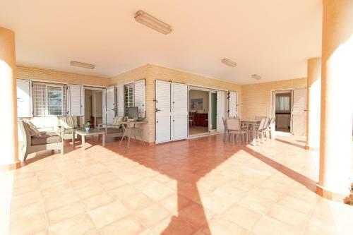 Global Properties, Chalet En Primera Linea de Playa Con Piscina Privada