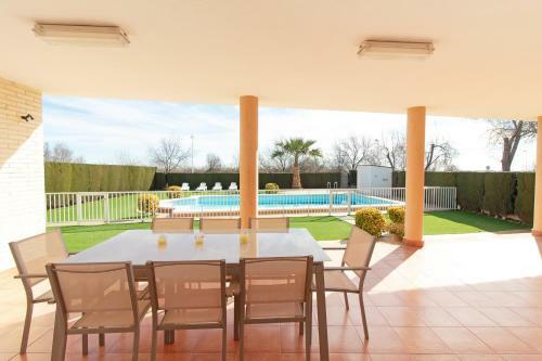 Global Properties, Chalet En Primera Linea de Playa Con Piscina Privada