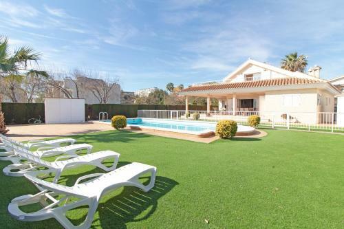 Global Properties, Chalet En Primera Linea de Playa Con Piscina Privada