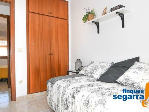 Casa Roda de Ber�, 3 Dormitorios, 7 Personas - Es-320-7