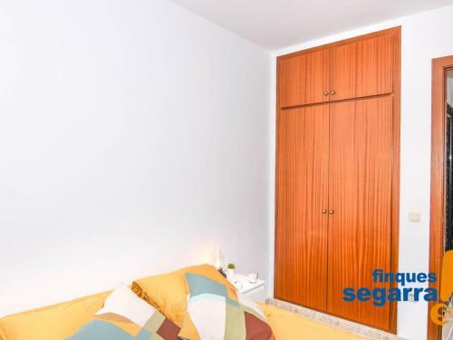 Casa Roda de Ber�, 3 Dormitorios, 7 Personas - Es-320-7