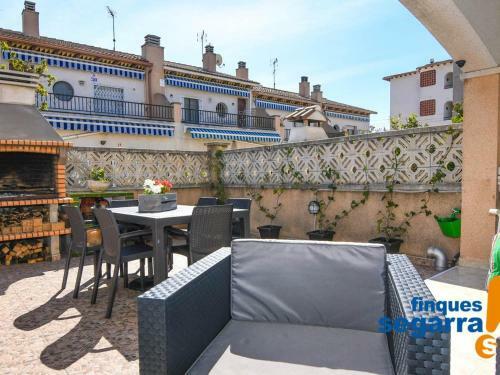 Casa Roda de Ber�, 3 Dormitorios, 7 Personas - Es-320-7