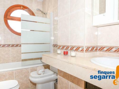 Casa Roda de Ber�, 3 Dormitorios, 7 Personas - Es-320-7