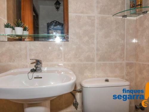 Casa Roda de Ber�, 3 Dormitorios, 7 Personas - Es-320-7