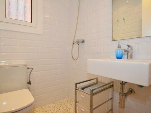 Apartamento Roda de Ber�, 3 Dormitorios, 8 Personas - Es-320-13