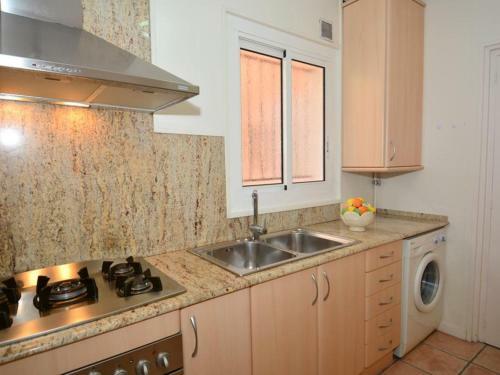Apartamento Roda de Ber�, 3 Dormitorios, 8 Personas - Es-320-13