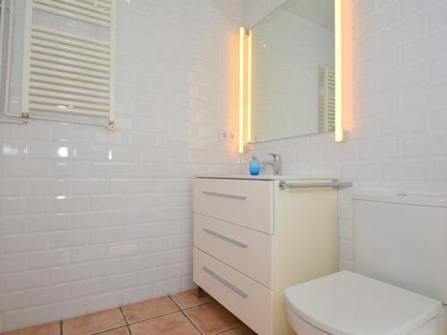 Apartamento Roda de Ber�, 3 Dormitorios, 8 Personas - Es-320-13