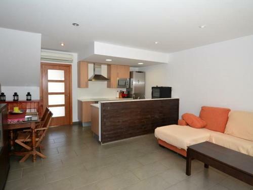 Casa Roda de Ber�, 4 Dormitorios, 7 Personas - Es-320-22