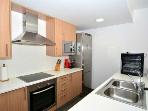 Casa Roda de Ber�, 4 Dormitorios, 7 Personas - Es-320-22