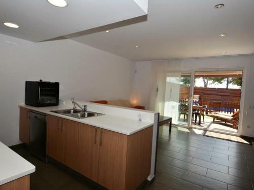 Casa Roda de Ber�, 4 Dormitorios, 7 Personas - Es-320-22