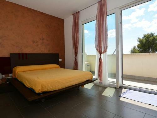 Casa Roda de Ber�, 4 Dormitorios, 7 Personas - Es-320-22