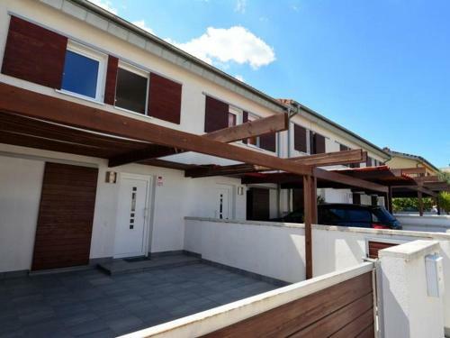 Casa Roda de Ber�, 4 Dormitorios, 7 Personas - Es-320-22