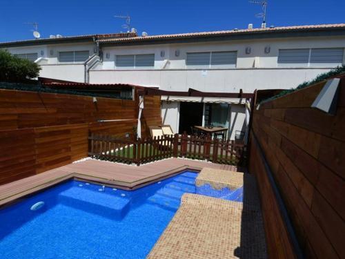 Casa Roda de Ber�, 4 Dormitorios, 7 Personas - Es-320-22