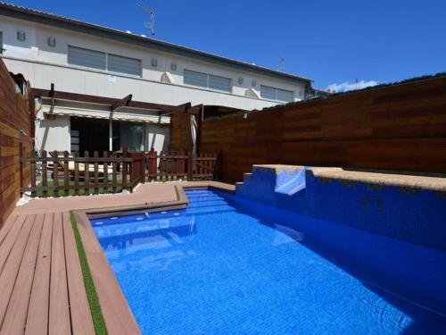 Casa Roda de Ber�, 4 Dormitorios, 7 Personas - Es-320-22