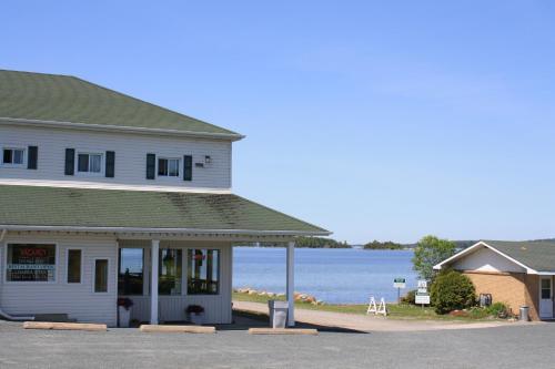 Carolyn Beach Motor Inn